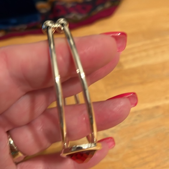 Red faceted stone cuff bracelet set in silver tone, unmarked - Picture 7 of 8